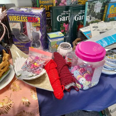 Flohmarktartikel auf einem Tisch