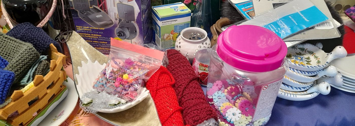 Flohmarktartikel auf einem Tisch