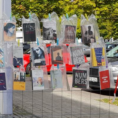 Bauzaun mit Büchern auf dem MGH-Vorplatz