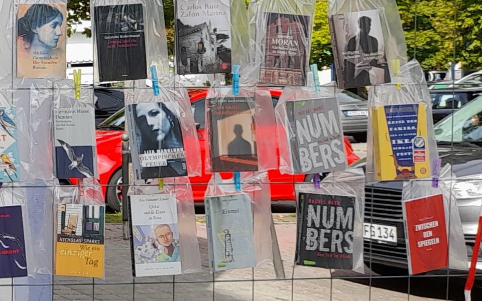 Bauzaun mit Büchern auf dem MGH-Vorplatz